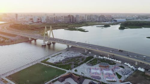 Pont de transport moderne et terrains de sport au bord de la rivière