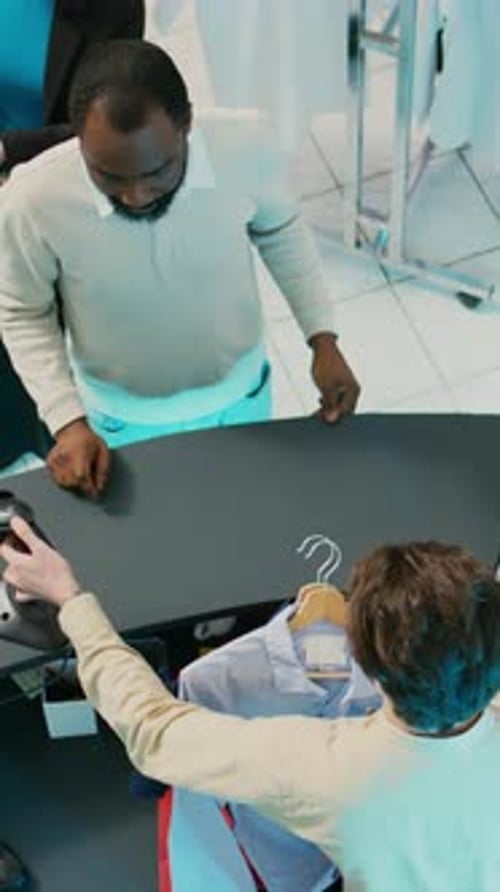 Vertikales Video Afroamerikanischer Mann kauft Kleidung mit Karte