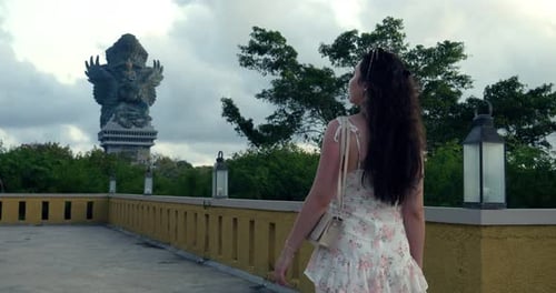 Ralenti d'un mannequin dans le parc culturel Garuda Wisnu Kencana avec vue sur Garuda