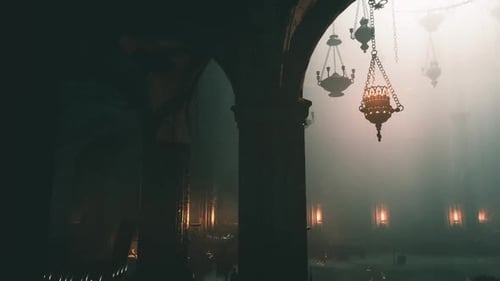 La lumière filtre à travers les arcades d'un ancien espace atmosphérique