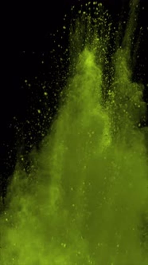 Vídeo vertical de polvo amarillo explotando sobre fondo negro