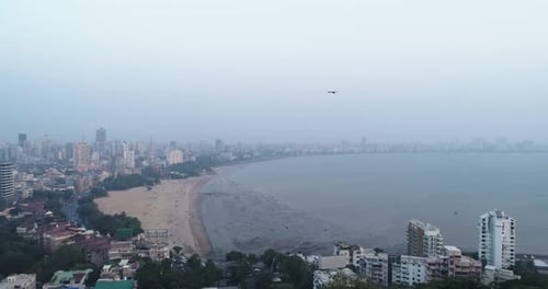 Une prise de vue en Drone de la célèbre plage Marine Drive Chaupati, dans le sud de Bombay, dans la région de Mum.