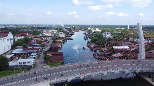 Vue aérienne du pont Sei Alalak situé à Banjarmasin, connu comme le premier pont voûté