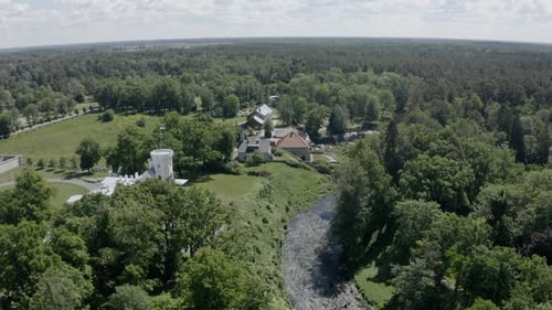 Parque nacional estonio con un río y un castillo