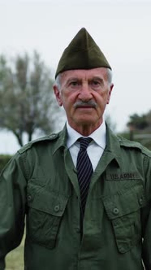 Un triste veterano anciano recuerda a los caídos en la Segunda Guerra en el cementerio del Día de los Caídos