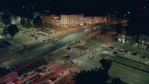 Circulation urbaine au carrefour, vue aérienne depuis le dessus
