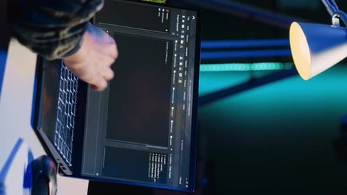 Vertikales Video: Selbstständiger IT-Spezialist, der von zu Hause aus an der Behebung von Datenbankfehlern arbeitet