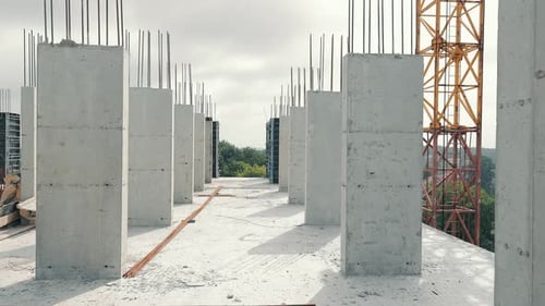 Vista de las estructuras monolíticas en el sitio de construcción Panorama de Threshing Towers