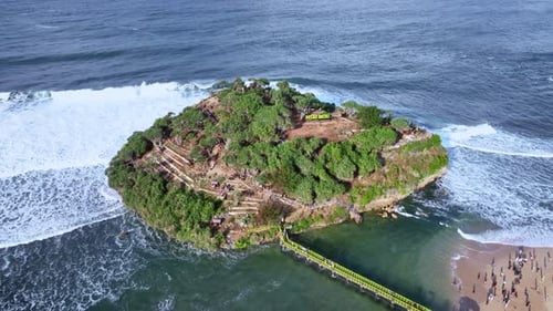 Luftaufnahme der Felseninsel am Drini Beach, Yogyakarta, Indonesien