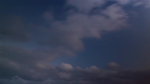 Wolken ziehen am Himmel, Zeitraffer, Übergang von Tag zu Nacht, mit weichen bis dunklen Farbtönen, baumwollähnlich