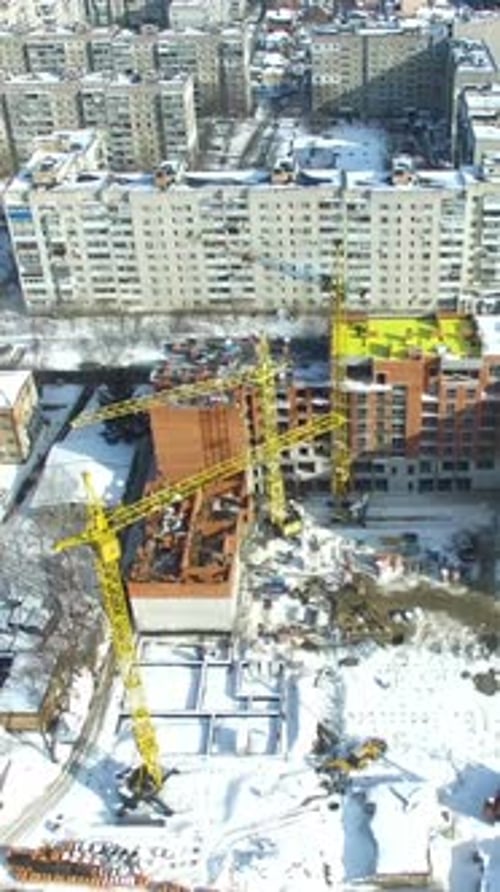 Sitio de construcción con grúas. Edificio de gran altura en construcción con grúas de construcción