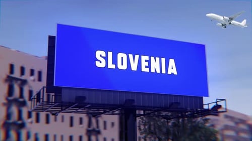 Straßenschild in Slowenien mit einer Straßenplakatwand und einem startenden Flugzeug im Hintergrund