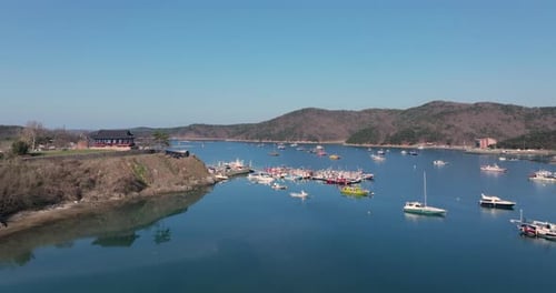 Vista de alto ângulo da vila costeira e dos barcos de pesca atracados no porto de Ocheon