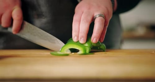 Manos, chef y tabla de cortar con pimienta para cocinar, cocinar y preparar comidas con productos orgánicos
