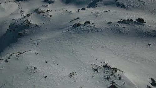 Drone filmé dans les Alpes françaises en hiver avec des skieurs 9
