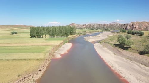 Vue aérienne de la rivière asséchée et des fal