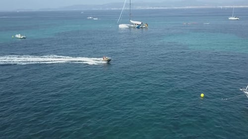 Blick von der Spitze einer Jetski-Fahrt auf dem Meer zwischen Booten