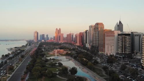 Vista aérea de Abu Dhabi. Parque de Abu Dhabi com edifícios. Visão do drone de Abu Dhabi.