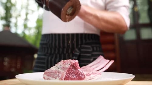el chef prepara deliciosas carnes en el restaurante