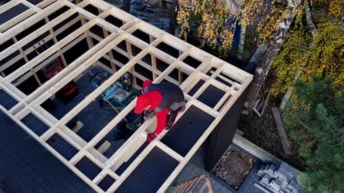 Construyendo un marco en una azotea en otoño