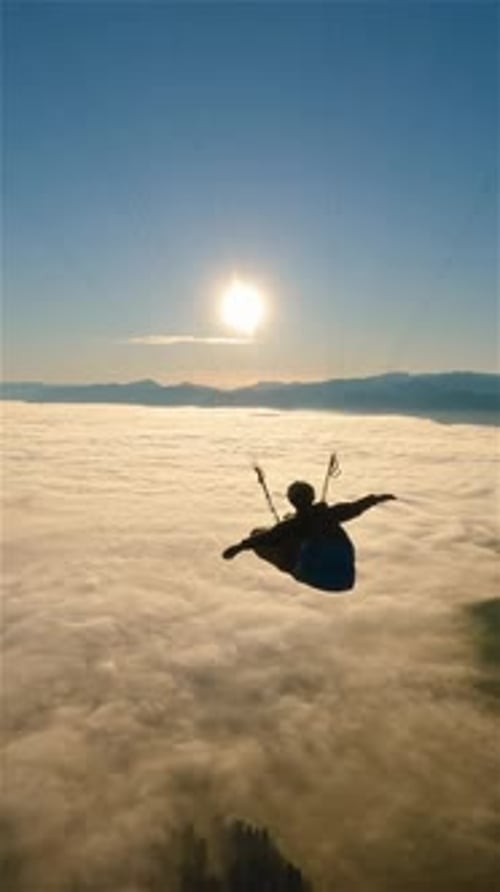 Parapente au-dessus des nuages brumeux au lever du soleil, vol libre et paisible, déployez vos ailes et volez
