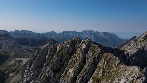 Drone aérien du parc national de Theth en Albanie 5.mp4