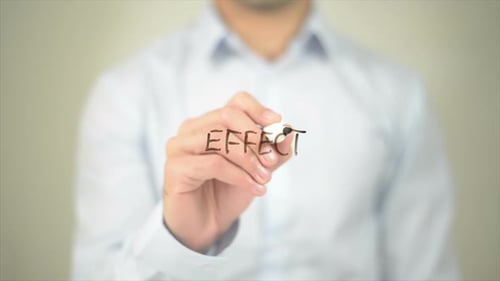 Effet, homme écrivant sur écran transparent