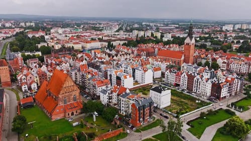 Vue aérienne par drone de la ville d'Elbląg avec ses toits rouges et sa cathédrale historique