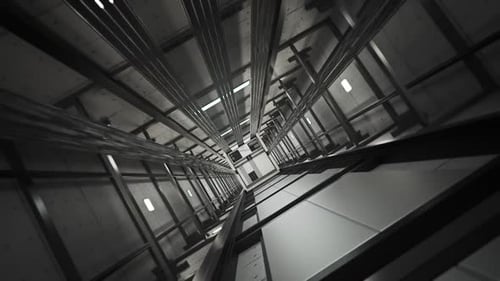 Dunkler Aufzugsschachtinnenraum mit Seilen und Maschinen