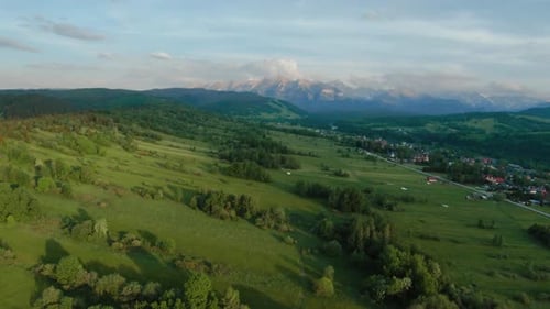 Luftaufnahme einer sommerlichen Berglandschaft mit felsigen Gipfeln