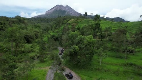 Ruhige Landschaft mit Vulkan Merapi und Jeep