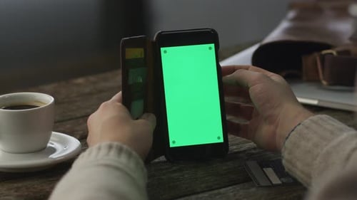 Usando o telefone na capa tipo carteira no modo retrato em casa. Estilo de vida causal