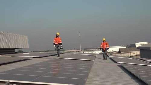 Solarenergie und ein Ingenieurteam auf dem Dach eines Gebäudes zur Installation des Panels. Solarzelle auf dem Dach.
