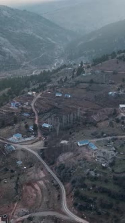 Vidéo verticale Crépuscule serein au-dessus d'une rivière montagneuse