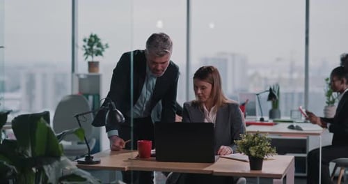 Casal de executivos caucasianos do sexo masculino e feminino vestindo ternos falando sobre ideias de negócios financeiras