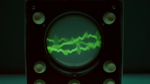 Osciloscópio vintage com forma de onda verde em fundo escuro