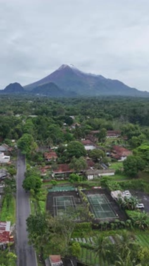 Luftaufnahme des Mount Merapi und der umliegenden Landschaft
