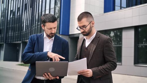 Geschäftsmann-Kollegen besprechen Brainstorming über Job, Arbeit, Projekt, Projekt, mit Dokument und Laptop in der Innenstadt