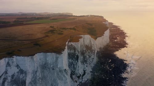 Hermosa vista aérea sobre los acantilados blancos de Dover.
