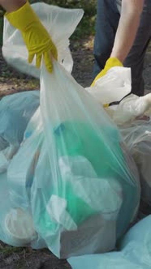 Bolsas de basura esparcidas por el suelo en un entorno natural que requiere atención y acción