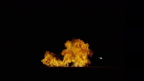 Detonate Sammlung: Funken spucken nach einer Detonation in der Mitte im Dunkeln aus, aufgenommen in 4K bei 60f