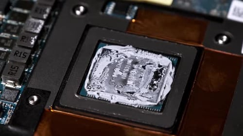 GPU-Chip mit getrockneter Wärmeleitpaste auf Leiterplatte