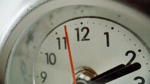 Flecha de primer plano que mide los segundos en interiores, reloj redondo, macro flechas corriendo