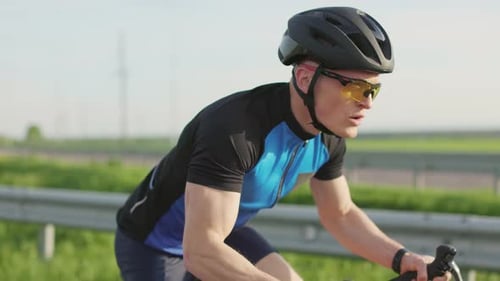 Junger Sportler trägt spezielles Outfit beim Radfahren im Freien
