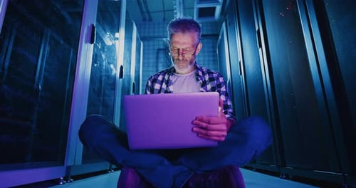Mann benutzt Laptop auf dem Boden