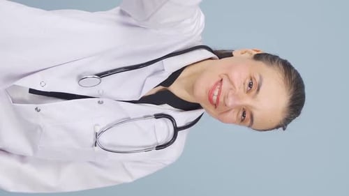 Vídeo vertical de O médico estende uma mão amiga.