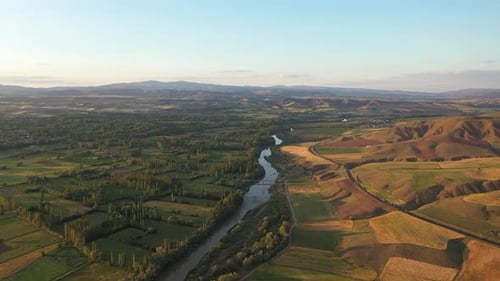 Vue aérienne avec les arbres de rivière, les terres agricoles et la nature
