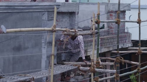 Ouvrier du bâtiment indien sur le site