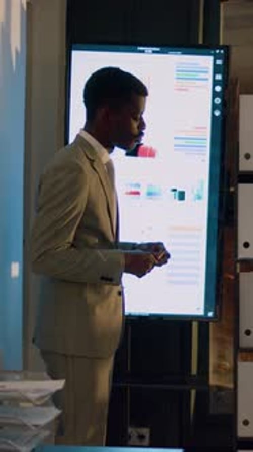 Vertical Video Manager Debriefing Employee