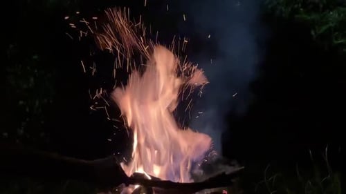 Nahaufnahme, Flammen vom Feuer. Nachtfeuer, Baumstämme brennen, Funken fliegen
.